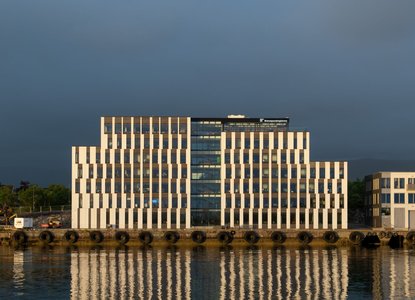 bronnoysundregistrrene-fra-havet-crop-2048x1152