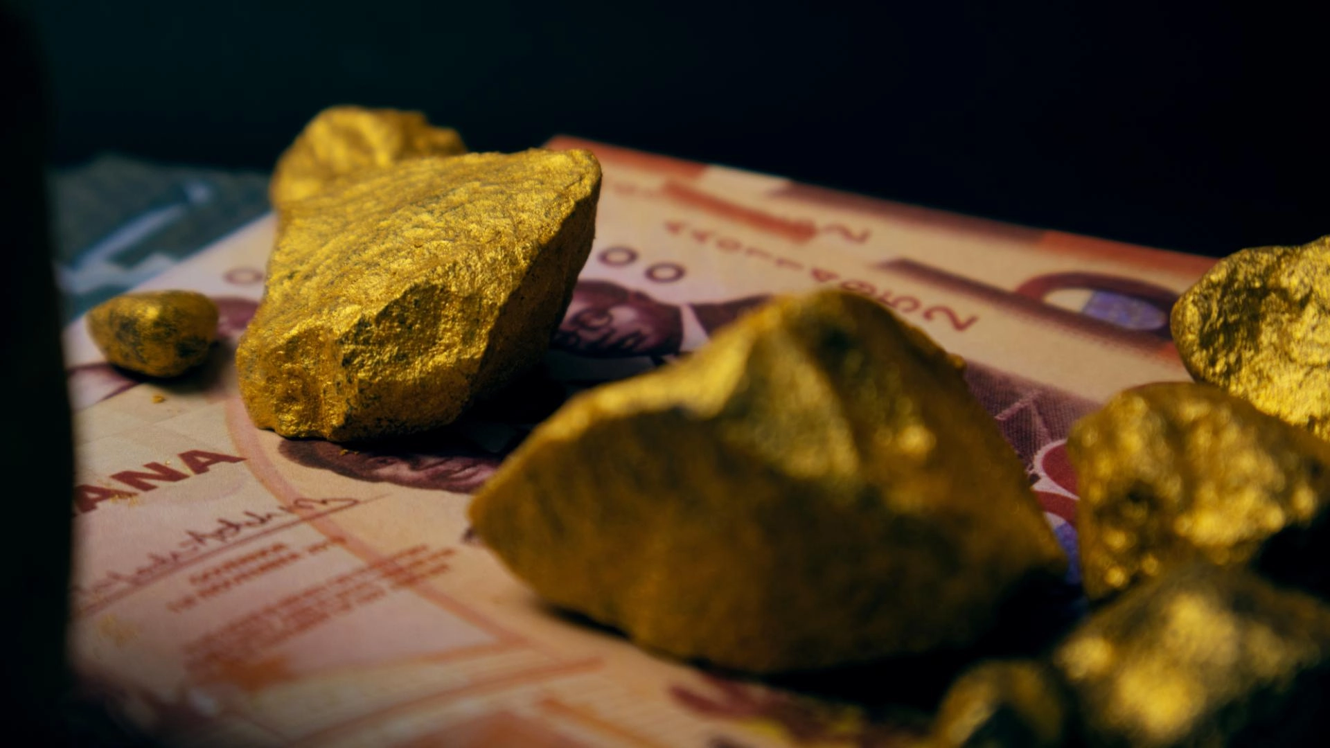 Shutterstock: Ghanaian cedi notes and lump of gold